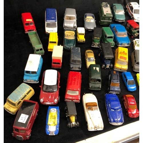 3282 - A large quantity of various loose toy and model cars.