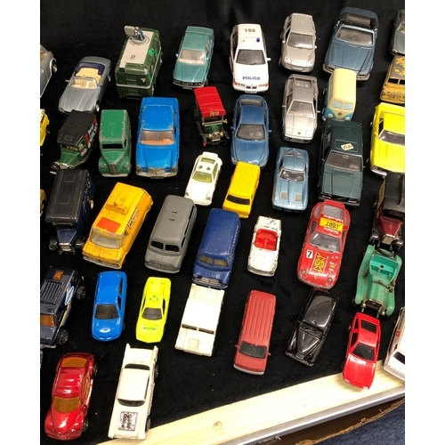 3282 - A large quantity of various loose toy and model cars.