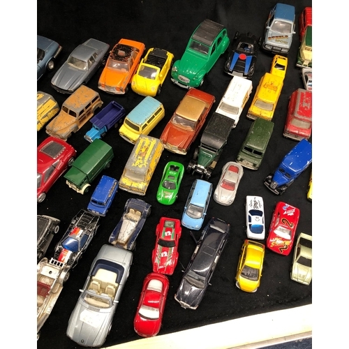 3282 - A large quantity of various loose toy and model cars.