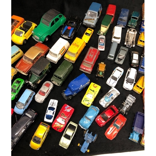 3282 - A large quantity of various loose toy and model cars.