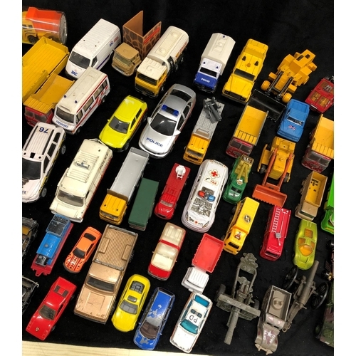 3283 - A large quantity of various loose toy and model cars, military vehicles etc.