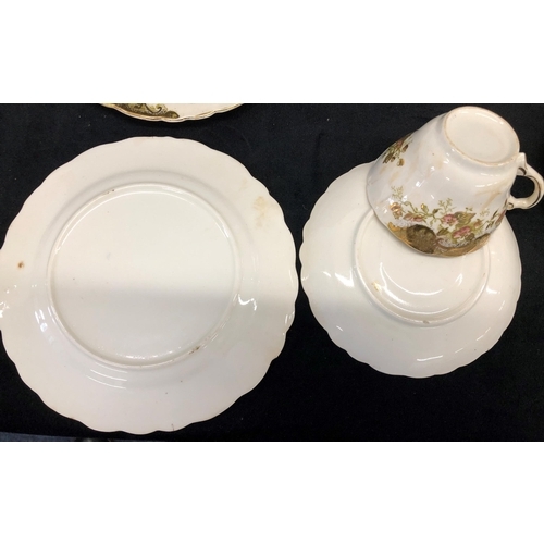 3372 - A china tea service with floral and gilt pattern, 9 cups, 9 saucers, 10 small plates, 2 cake plates,... 