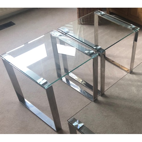 3434 - 2 small glass low-level tables on chrome supports, 50cm wide, 50cm long, 50cm high.