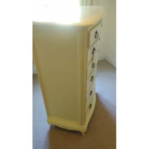 3557 - A Willis & Gambier white painted chest of drawers with 6 drawers and pull handles, 85cm wide, 54cm d... 