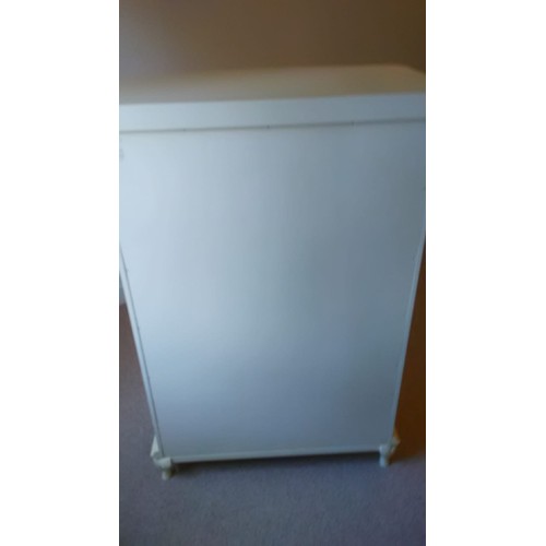 3557 - A Willis & Gambier white painted chest of drawers with 6 drawers and pull handles, 85cm wide, 54cm d... 