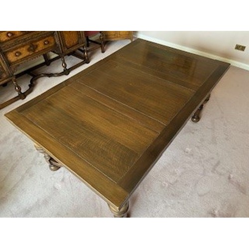 3558 - An oak twin leaf extending dining table, 168cm long closed, 274cm long open, 106cm wide, 75cm high. ... 