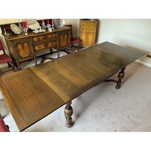 3558 - An oak twin leaf extending dining table, 168cm long closed, 274cm long open, 106cm wide, 75cm high. ... 