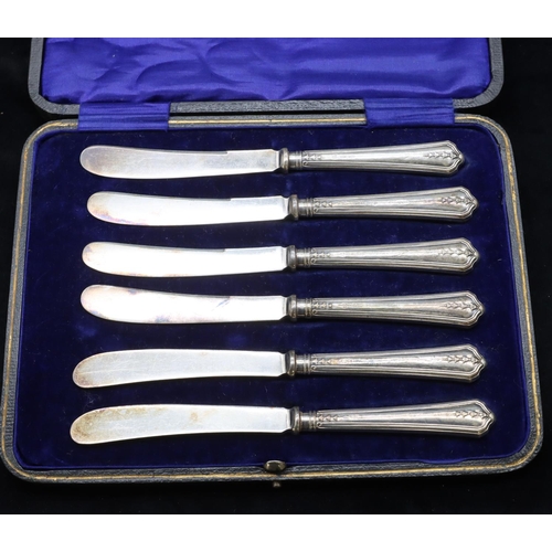 268 - A set of 6 Sheffield silver handled butter knives in fitted black leather case