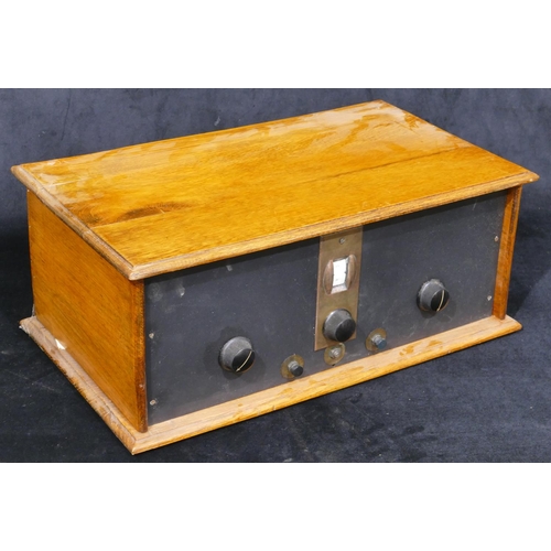 4232 - An oak 1920's style rectangular shaped radio with hinged lid (interior in need of restoration), 51cm... 