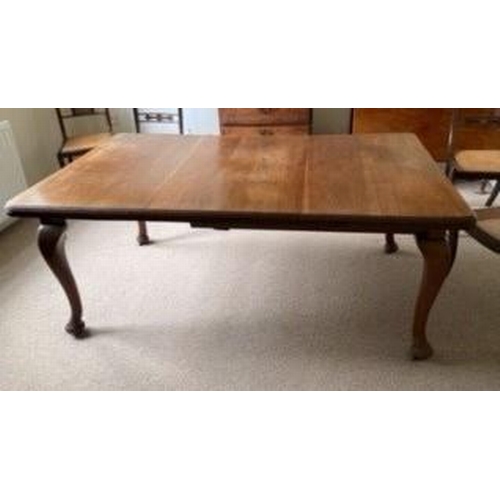 4036 - A mahogany key wind dining table on cabriole legs, 1 extra leaf and with handle, 166cm long fully ex... 