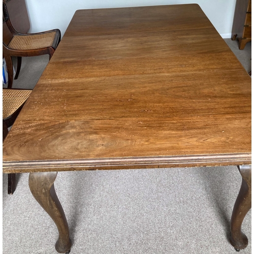 4036 - A mahogany key wind dining table on cabriole legs, 1 extra leaf and with handle, 166cm long fully ex... 