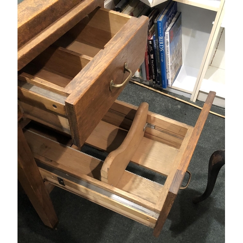 4107 - An oak desk with 3 upper drawers, brass handles, 2 lower filing drawers and 2 pull-out shelves, gree... 