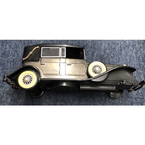 4009 - A Lloyds bank money box with 2 keys, a radio in the shape of an American Lincoln car (1 loose wheel)... 