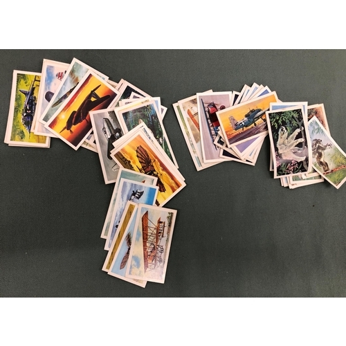 4060 - 62 unopened packs of The Sun Soccer cards numbered between a and 65, 3 groups of similar loose cards... 