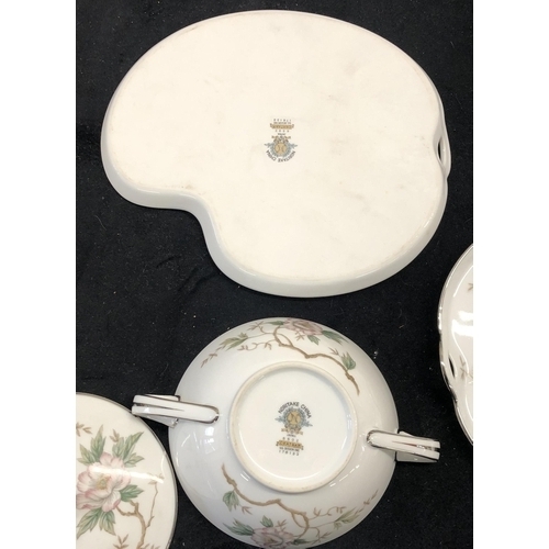 4121 - A Noritake China tea set Chatham 5502, teapot, jug, sugar bowl with lid, 6 saucers, 4 cups.