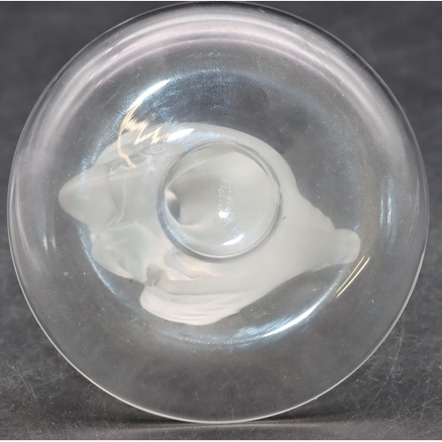 100 - A Lalique frosted glass ring dish with 2 swan motifs on round base, 10cm diameter, 9cm high