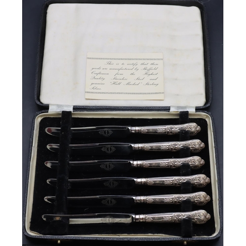 230 - A set of 6 Sheffield silver handled King's pattern butter knives in fitted black leather case