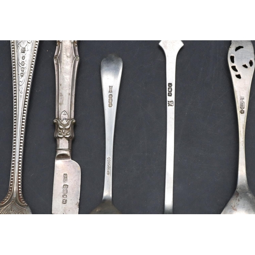 231 - A Victorian London silver fork, a 900 silver coloured metal jam spoon, 2 silver teaspoons and a butt... 