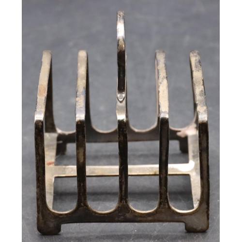 238 - A Sheffield silver 5-bar toast rack with centre carrying handle, 2.4oz