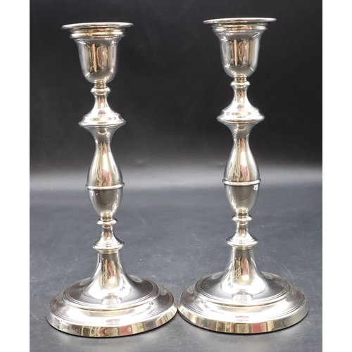 253 - A pair of modern London silver candlesticks on turned stems with round sweeping bases, London 1990, ... 