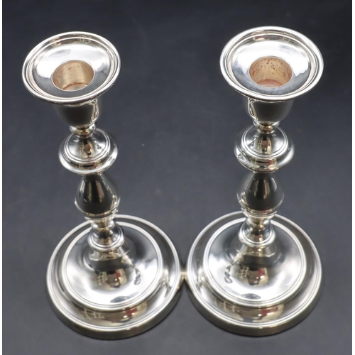 253 - A pair of modern London silver candlesticks on turned stems with round sweeping bases, London 1990, ... 