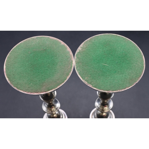 253 - A pair of modern London silver candlesticks on turned stems with round sweeping bases, London 1990, ... 