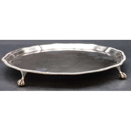 254 - A George VI silver pie crust salver with gadroon rim on 4 splayed claw and ball feet, London 1964, m... 