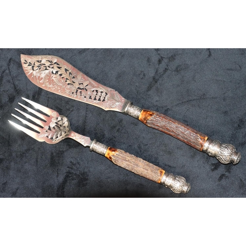 277 - A pair of Sheffield silver and horn handled fish servers with allover pierced and engraved floral, l... 