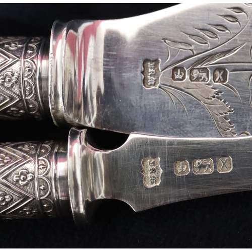 277 - A pair of Sheffield silver and horn handled fish servers with allover pierced and engraved floral, l... 