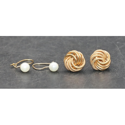 541 - A pair of gold ladies' twist earrings, 3 grams and a pair of pearl earrings (4)