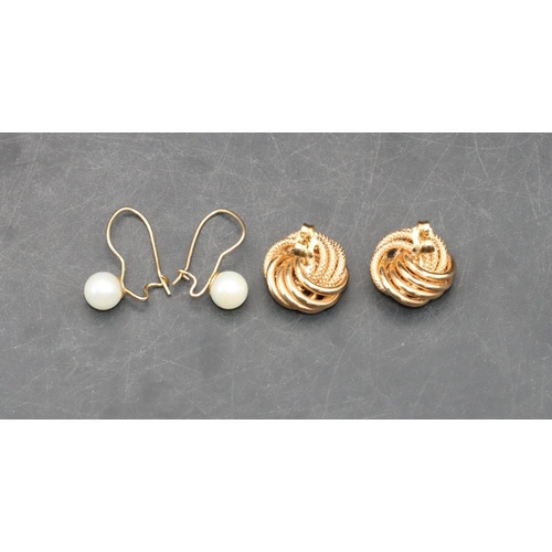 541 - A pair of gold ladies' twist earrings, 3 grams and a pair of pearl earrings (4)