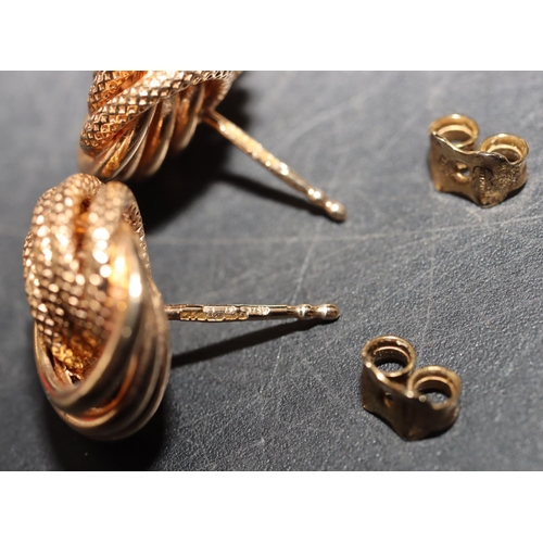 541 - A pair of gold ladies' twist earrings, 3 grams and a pair of pearl earrings (4)