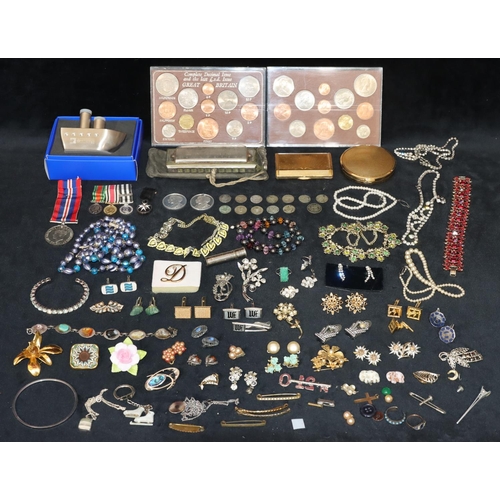 545 - A quantity of various costume and other jewellery including 2 compacts and a small quantity of vario... 