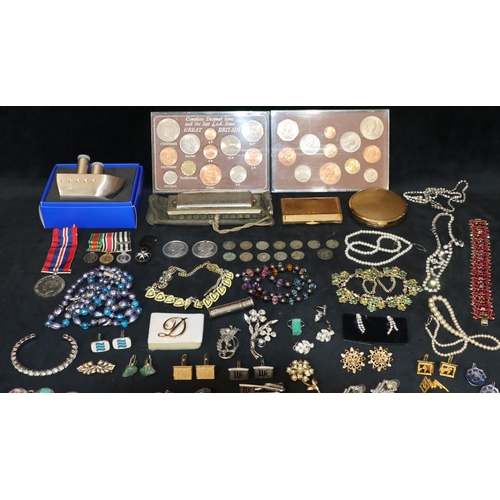 545 - A quantity of various costume and other jewellery including 2 compacts and a small quantity of vario... 