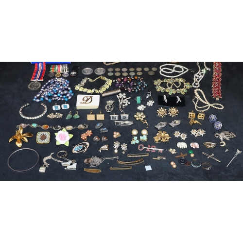 545 - A quantity of various costume and other jewellery including 2 compacts and a small quantity of vario... 