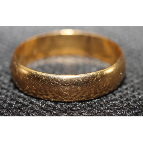 552 - A 22ct gold wedding ring, Size K/L, 3.2 grams