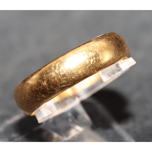 552 - A 22ct gold wedding ring, Size K/L, 3.2 grams