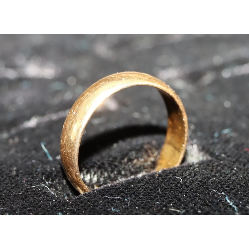 552 - A 22ct gold wedding ring, Size K/L, 3.2 grams