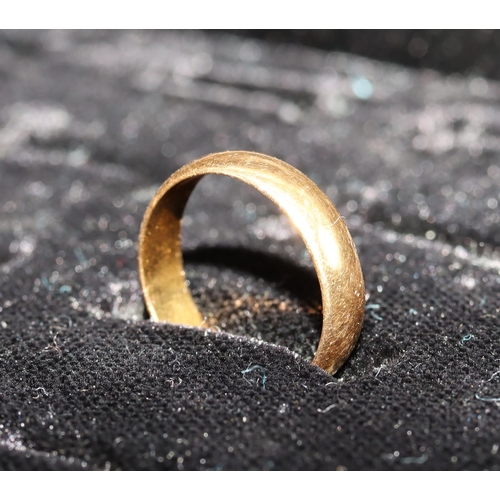 552 - A 22ct gold wedding ring, Size K/L, 3.2 grams