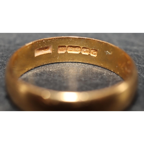 552 - A 22ct gold wedding ring, Size K/L, 3.2 grams