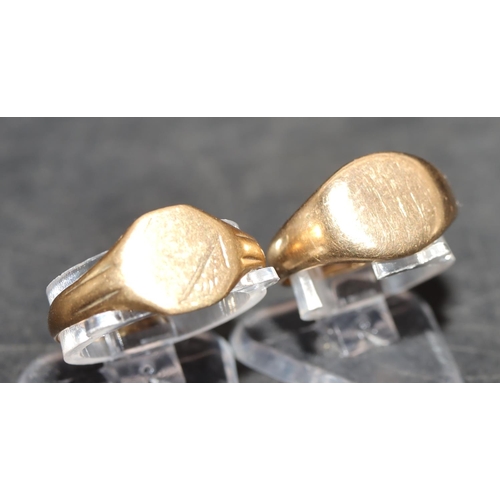 553 - A 9ct gold gentlemen's signet ring, Size I and another 9ct gold gentlemen's signet ring (cut), 4.2 g... 