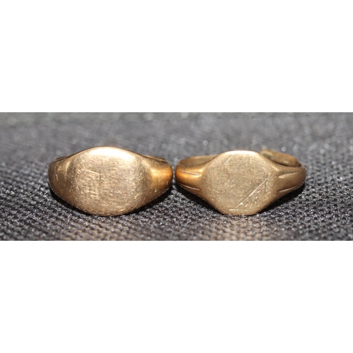 553 - A 9ct gold gentlemen's signet ring, Size I and another 9ct gold gentlemen's signet ring (cut), 4.2 g... 