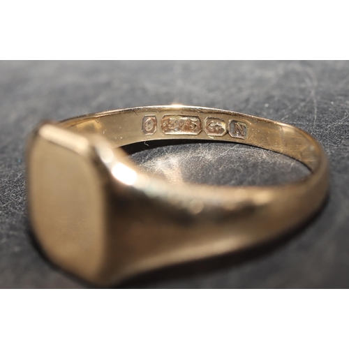 554 - A 9ct gold gentlemen's signet ring, Size R/S, 3.1 grams