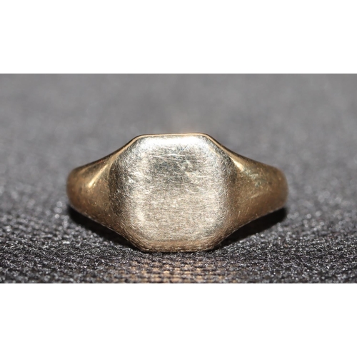 554 - A 9ct gold gentlemen's signet ring, Size R/S, 3.1 grams