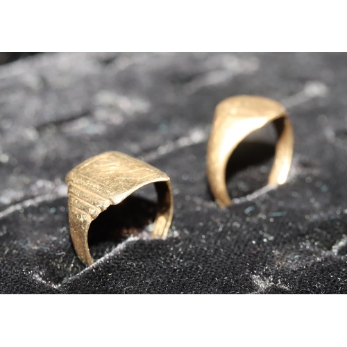 555 - 2 9ct gold gentlemen's signet rings, Size L and L/M, 6 grams (2)