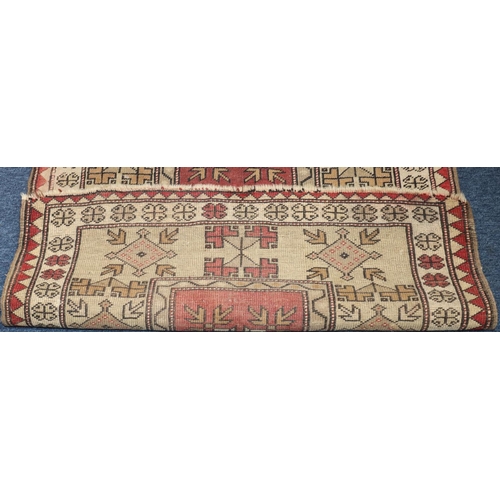 624 - A Persian rug on cream and red ground with centre medallion, 161cm x 94cm