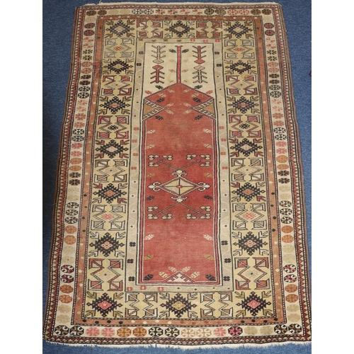 625 - A Persian rug on cream and red ground with shaped centre medallion, 189cm x 123cm