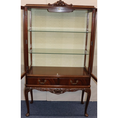 760 - A reproduction mahogany display cabinet with 2 glass panel doors, with sides enclosing glass shelves... 