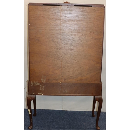 760 - A reproduction mahogany display cabinet with 2 glass panel doors, with sides enclosing glass shelves... 