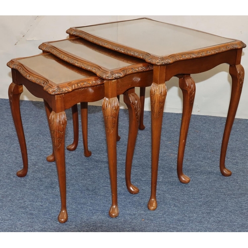 762 - A nest of 3 good quality walnut rectangular scallop shaped coffee tables with glass inset tops on ca... 